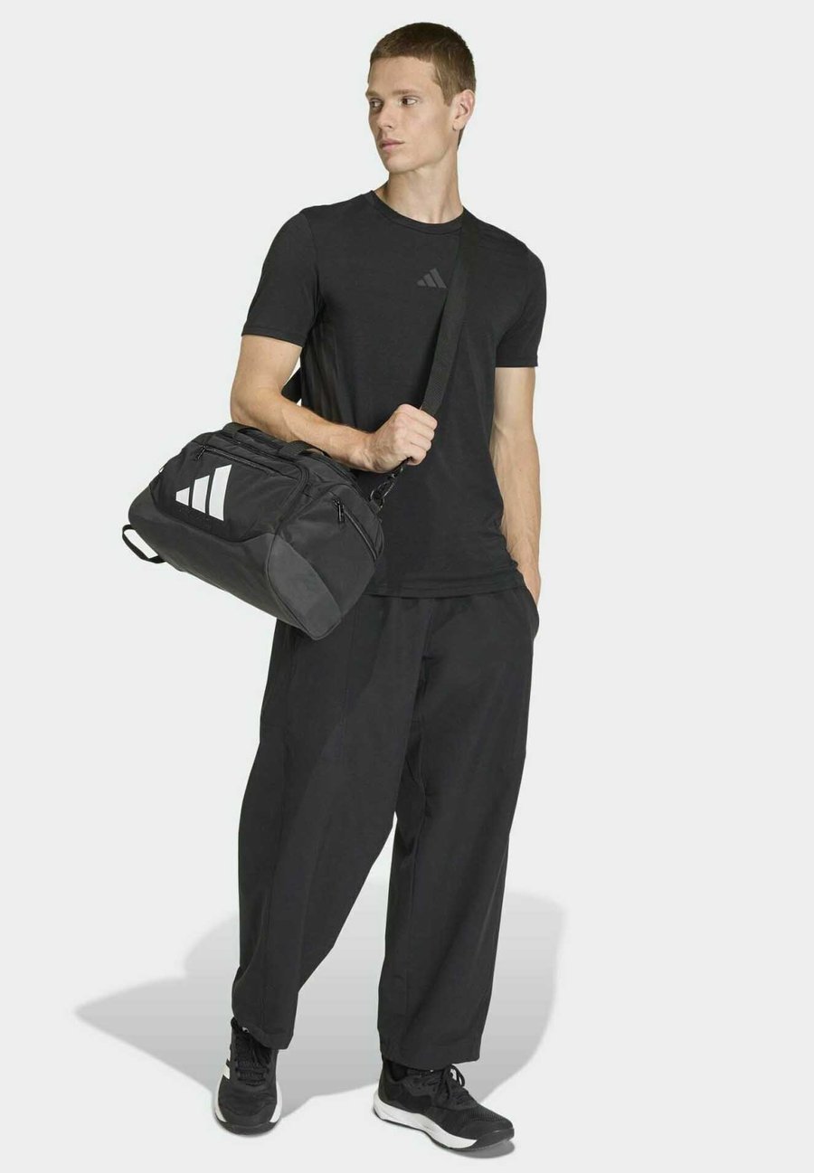 Спортивная сумка Adidas Performance TRAINING DEFENDER DUFFLE BAG XSMALL, Black/White/Black
Спортивная сумка Adidas Performance TRAINING DEFENDER DUFFLE BAG XSMALL, Black/White/Black