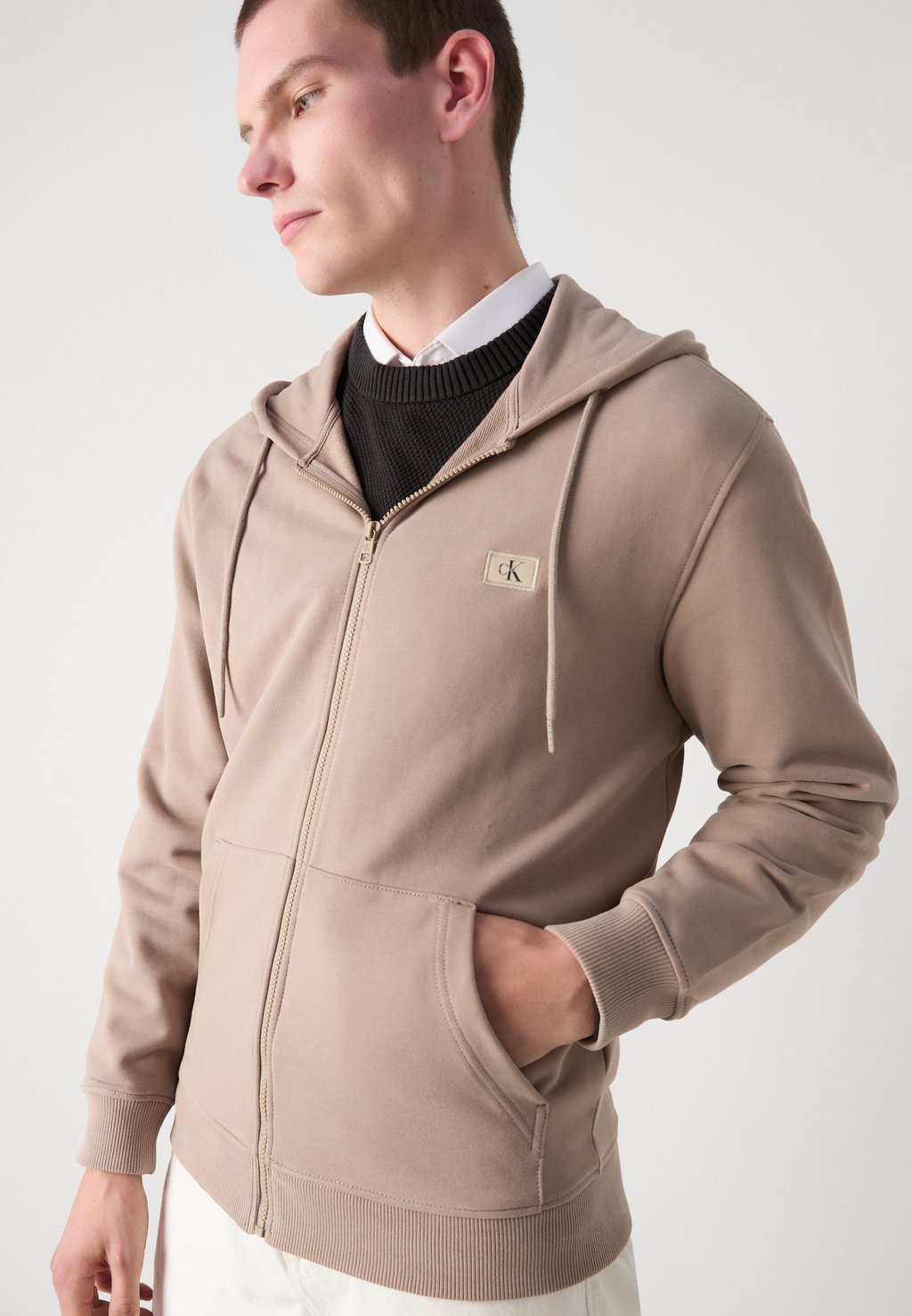 Толстовка на молнии LABEL ZIP THROUGH HOODIE Calvin Klein Jeans, коричневый
Толстовка на молнии LABEL ZIP THROUGH HOODIE Calvin Klein Jeans, коричневый