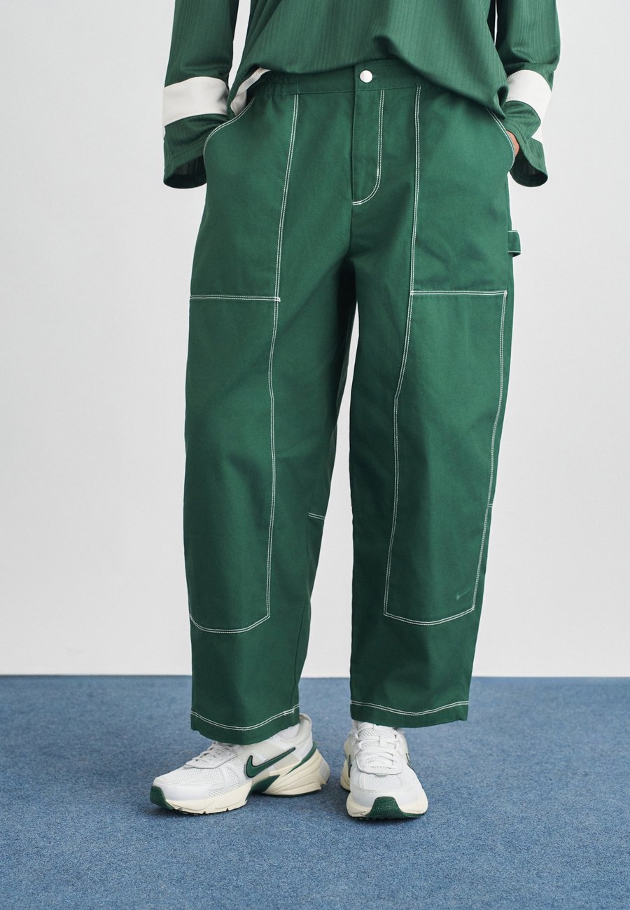 Брюки Nike Sportswear STREET PANT, Fir/Antique Silver Coloured/Green
Брюки Nike Sportswear STREET PANT, Fir/Antique Silver Coloured/Green
