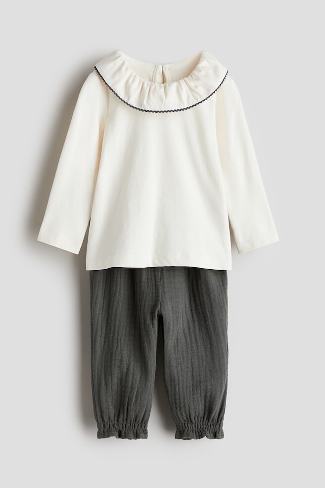 Комплект из 2 х предметов: блузка и брюки H&M, белый
Комплект из 2 х предметов: блузка и брюки H&M, белый