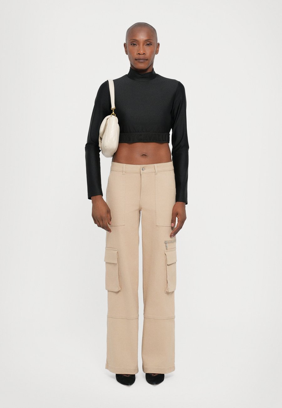 Сумка кросс-боди Just Cavalli ICONIC SNAKES PUFFY, Pristine/Off-White
Сумка кросс-боди Just Cavalli ICONIC SNAKES PUFFY, Pristine/Off-White