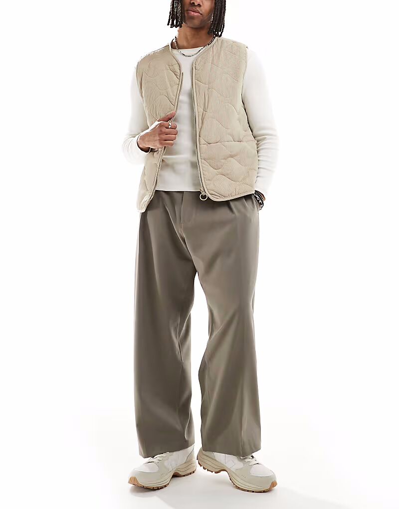 Брюки Bershka Balloon, приталенные в бежевом цвете
Брюки Bershka Balloon, приталенные в бежевом цвете