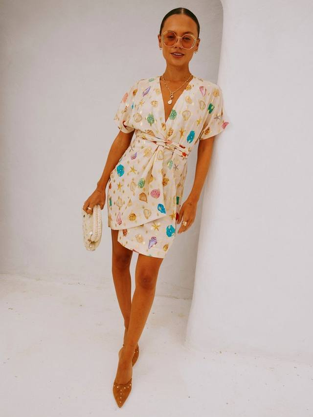 Облегающее мини-платье Shell Wrap Never Fully Dressed, Cream
Облегающее мини-платье Shell Wrap Never Fully Dressed, Cream