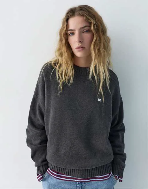 Серый джемпер с вышивкой Pull&Bear Front
Серый джемпер с вышивкой Pull&Bear Front