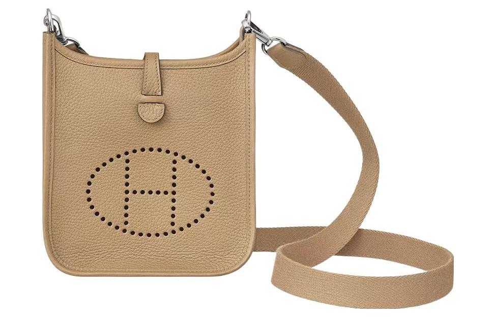 HERMES Сумка через плечо Evelyne Clemence из кожи коровы мини кроссбоди женская S2 тренч бежевый
HERMES Сумка через плечо Evelyne Clemence из кожи коровы мини кроссбоди женская S2 тренч бежевый