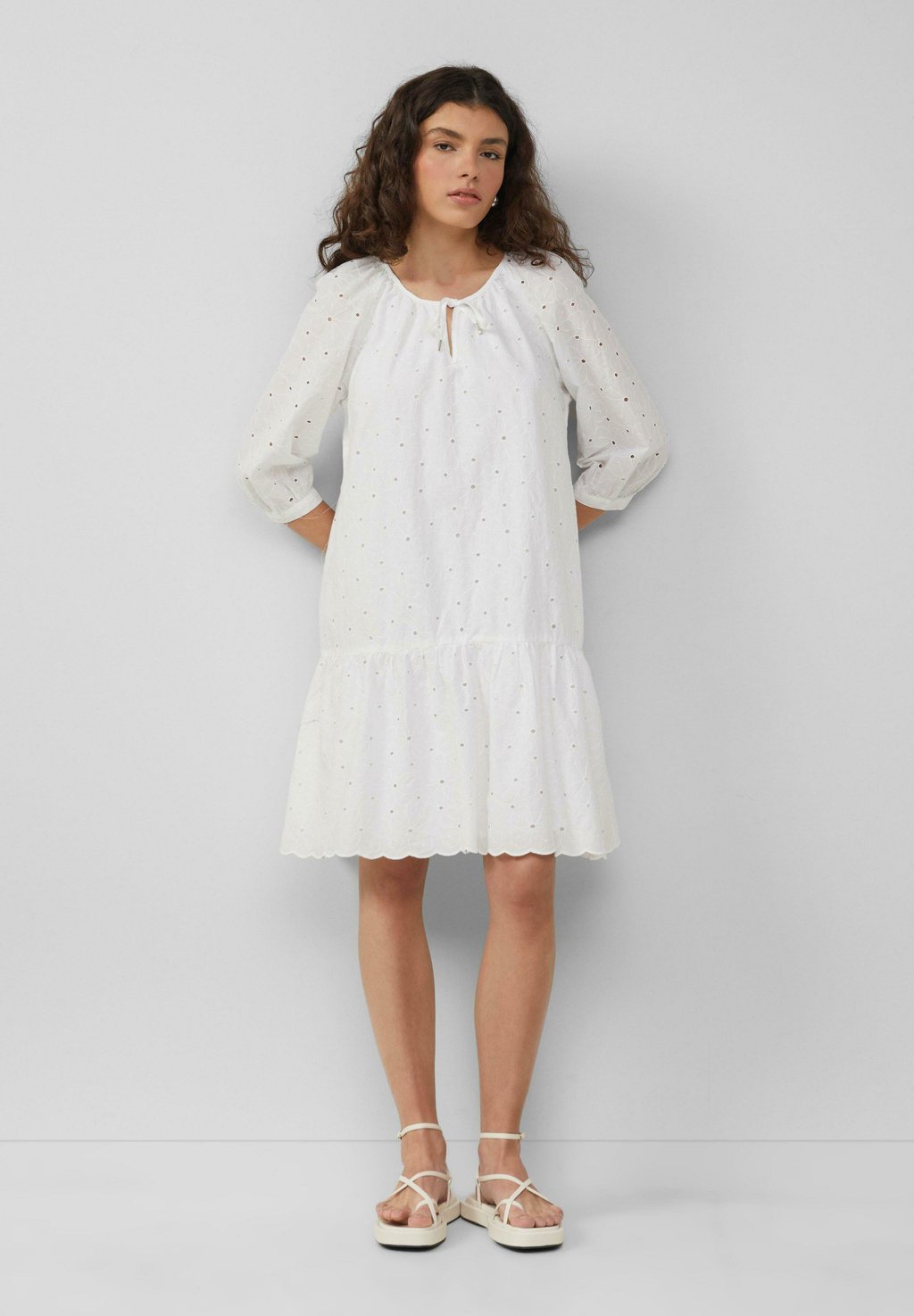 Повседневное платье LEICHTES MIT LOCHSTICKEREI QS, белый
Повседневное платье LEICHTES MIT LOCHSTICKEREI QS, белый
