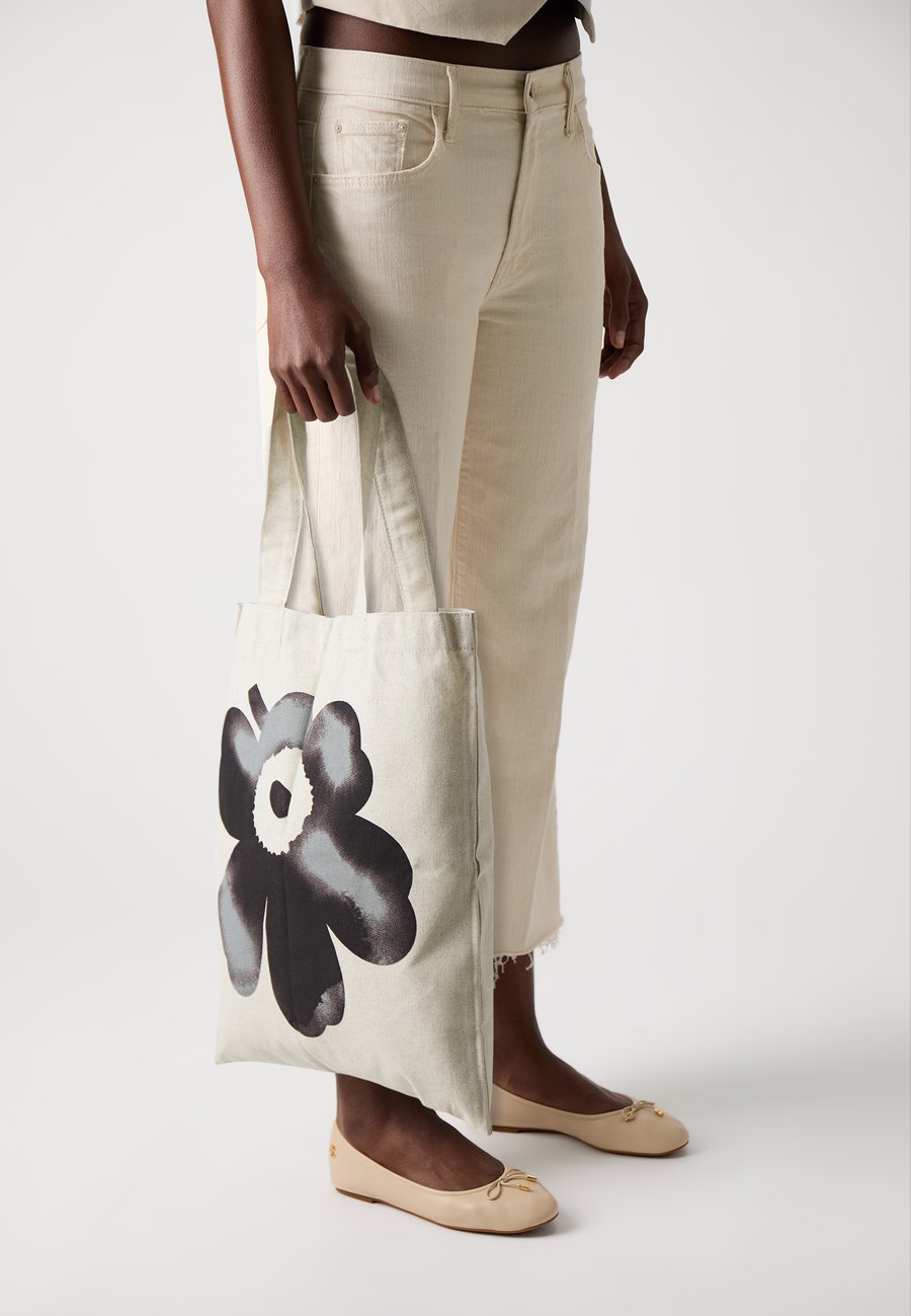 Сумка-шоппер Marimekko VANKKA AKVARELLI UNIKKO UNISEX, Black/Grey/Off White/Off-White
Сумка-шоппер Marimekko VANKKA AKVARELLI UNIKKO UNISEX, Black/Grey/Off White/Off-White