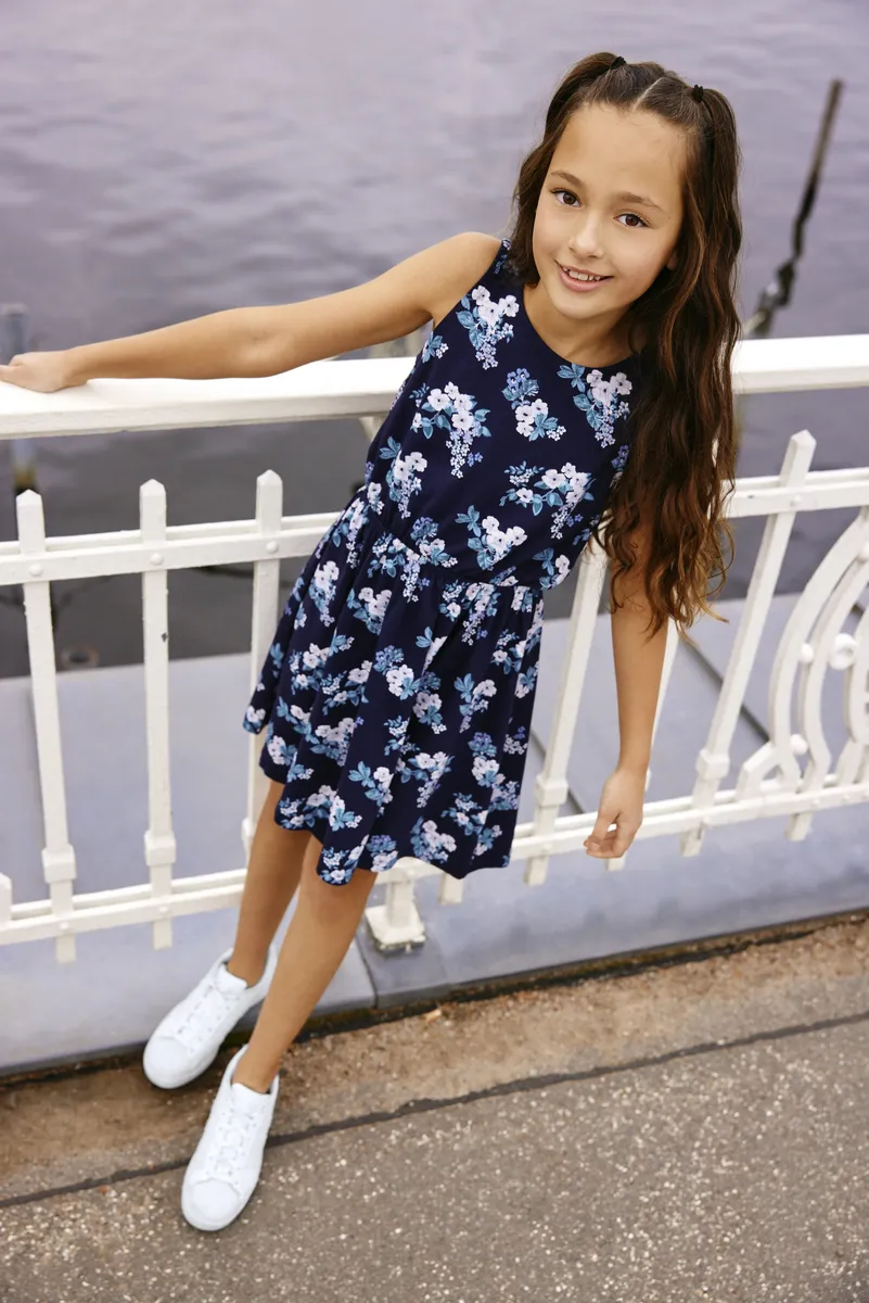 Платье-сарафан KIDSWORLD с цветочным принтом, синий
Платье-сарафан KIDSWORLD с цветочным принтом, синий