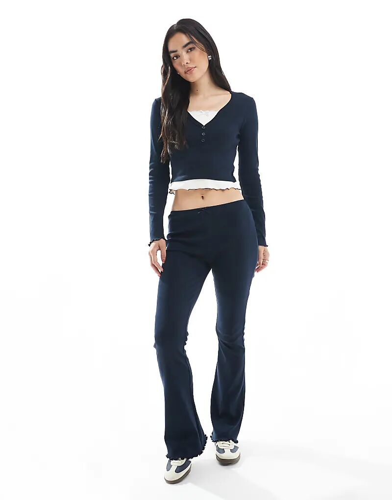 Темно-синие брюки-клеш от Miss Selfridge
Темно-синие брюки-клеш от Miss Selfridge