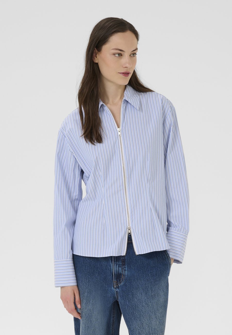 Блуза Karen by Simonsen ANIELLE , Blue Stripe/Blue
Блуза Karen by Simonsen ANIELLE , Blue Stripe/Blue