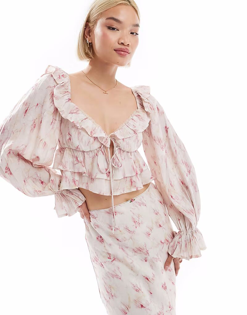 Укороченный топ с оборкой Love Triangle и размытым принтом
Укороченный топ с оборкой Love Triangle и размытым принтом