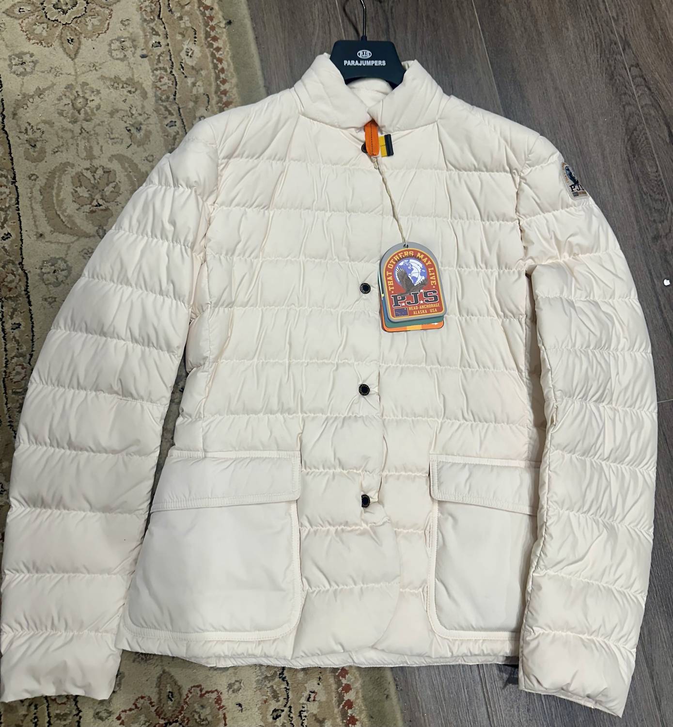 Женская куртка Alise с карманами в цвете «лунный луч» Parajumpers, Moonbeam
Женская куртка Alise с карманами в цвете «лунный луч» Parajumpers, Moonbeam