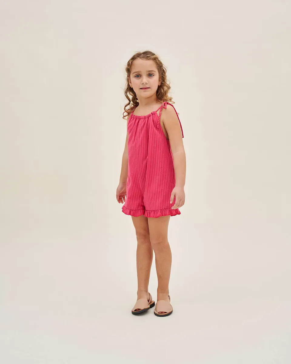 Короткий комбинезон для девочки цвета фуксии с бантами на бретелях Dadati, фуксия
Короткий комбинезон для девочки цвета фуксии с бантами на бретелях Dadati, фуксия