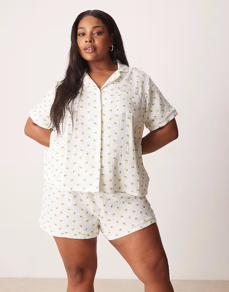 Loungeable Curve - рубашка с короткими рукавами из жатого хлопка с принтом лимонного цвета и короткая пижама цвета слоновой кости 
Loungeable Curve - рубашка с короткими рукавами из жатого хлопка с принтом лимонного цвета и короткая пижама цвета слоновой кости