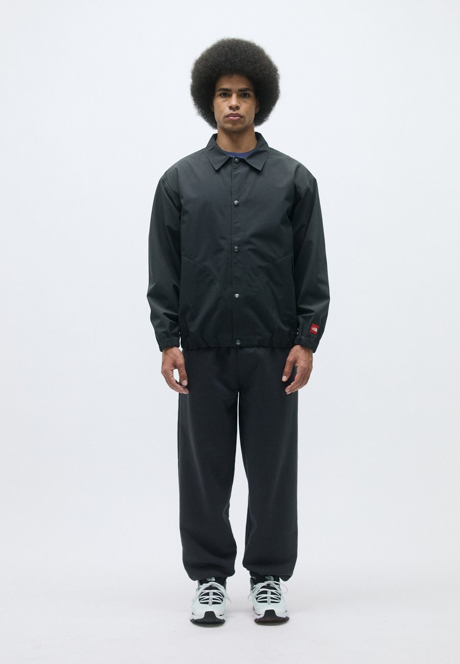 Куртка The North Face REDBOX DRYVENT COACHES JACKET, Obsidian/Dark Grey
Куртка The North Face REDBOX DRYVENT COACHES JACKET, Obsidian/Dark Grey