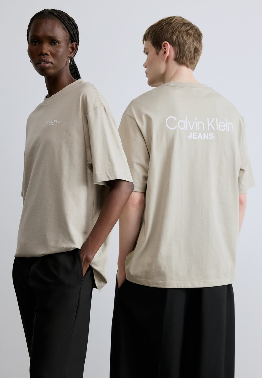 Футболка Calvin Klein Jeans LOGO BACK PRINT UNISEX, Ancient Marble/Sand, Бежевый, Футболка Calvin Klein Jeans LOGO BACK PRINT UNISEX, Ancient Marble/Sand
Футболка Calvin Klein Jeans LOGO BACK PRINT UNISEX, Ancient Marble/Sand, Бежевый, Футболка Calvin Klein Jeans LOGO BACK PRINT UNISEX, Ancient Marble/Sand