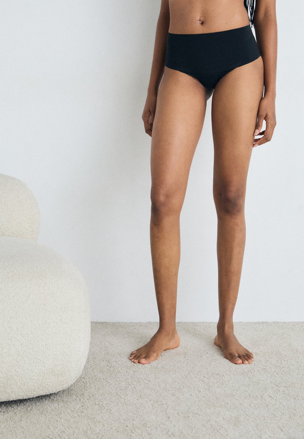 Трусы-брифы UNDIETECTABLE TANGA Spanx, черный
Трусы-брифы UNDIETECTABLE TANGA Spanx, черный