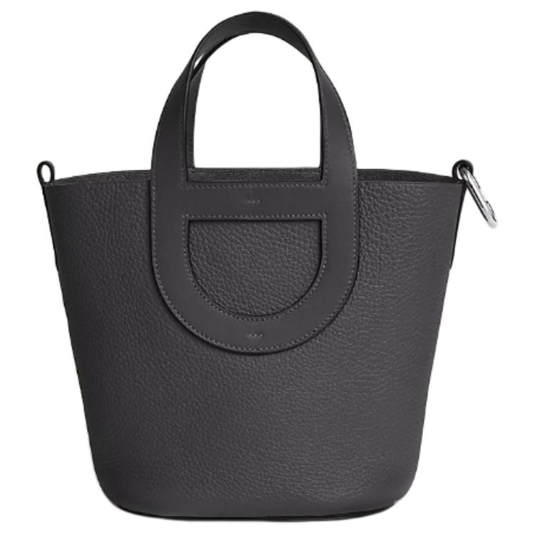 HERMES Сумка-ведро Клеманс из бычьей кожи с кожаной корзинкой и свиным носиком
HERMES Сумка-ведро Клеманс из бычьей кожи с кожаной корзинкой и свиным носиком