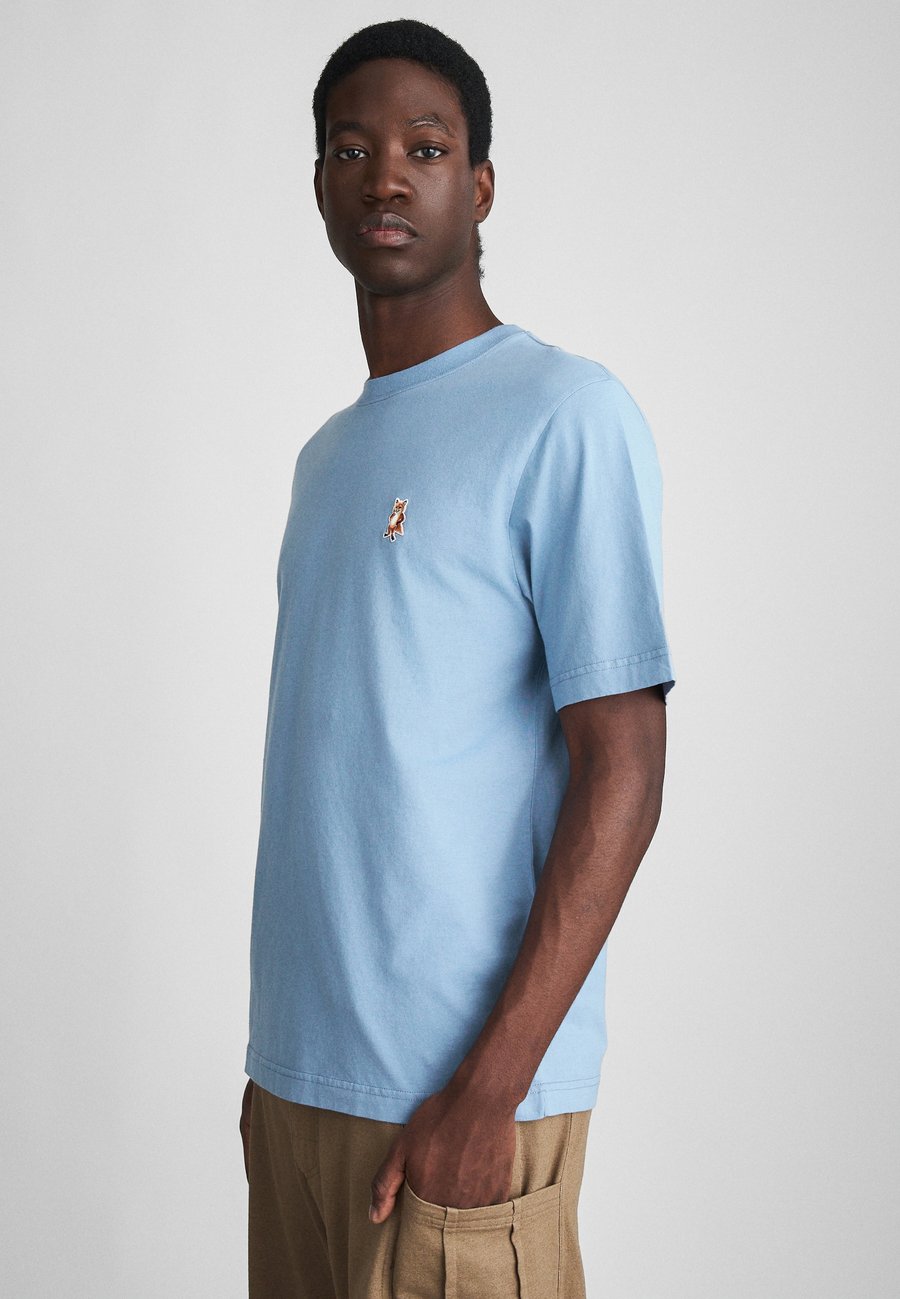 Футболка Maison Kitsuné STANDING FOX COMFORT TEE, Powder Blue/Blue, Синий, Футболка Maison Kitsuné STANDING FOX COMFORT TEE, Powder Blue/Blue
Футболка Maison Kitsuné STANDING FOX COMFORT TEE, Powder Blue/Blue, Синий, Футболка Maison Kitsuné STANDING FOX COMFORT TEE, Powder Blue/Blue