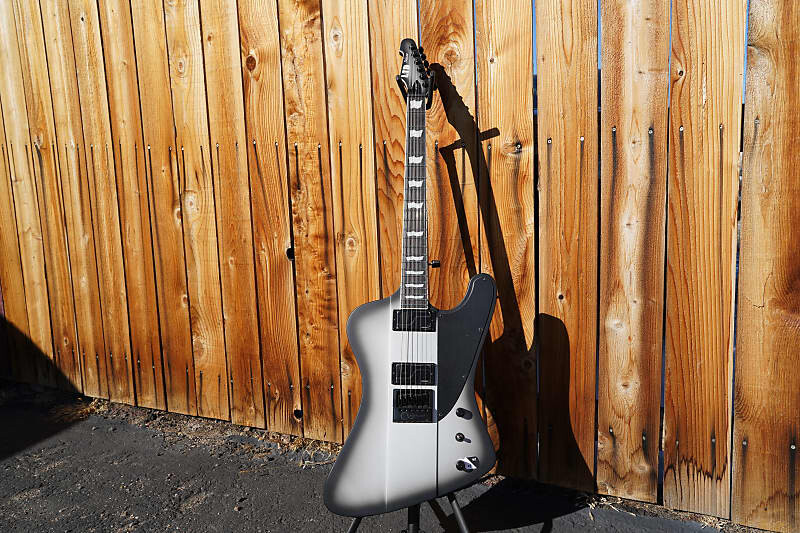 Электрогитара ESP LTD Phoenix-1000 Evertune - Silver Sunburst Satin 6-String Electric Guitar
Электрогитара ESP LTD Phoenix-1000 Evertune - Silver Sunburst Satin 6-String Electric Guitar