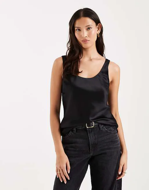 Черная атласная майка с круглым вырезом ASOS DESIGN
Черная атласная майка с круглым вырезом ASOS DESIGN