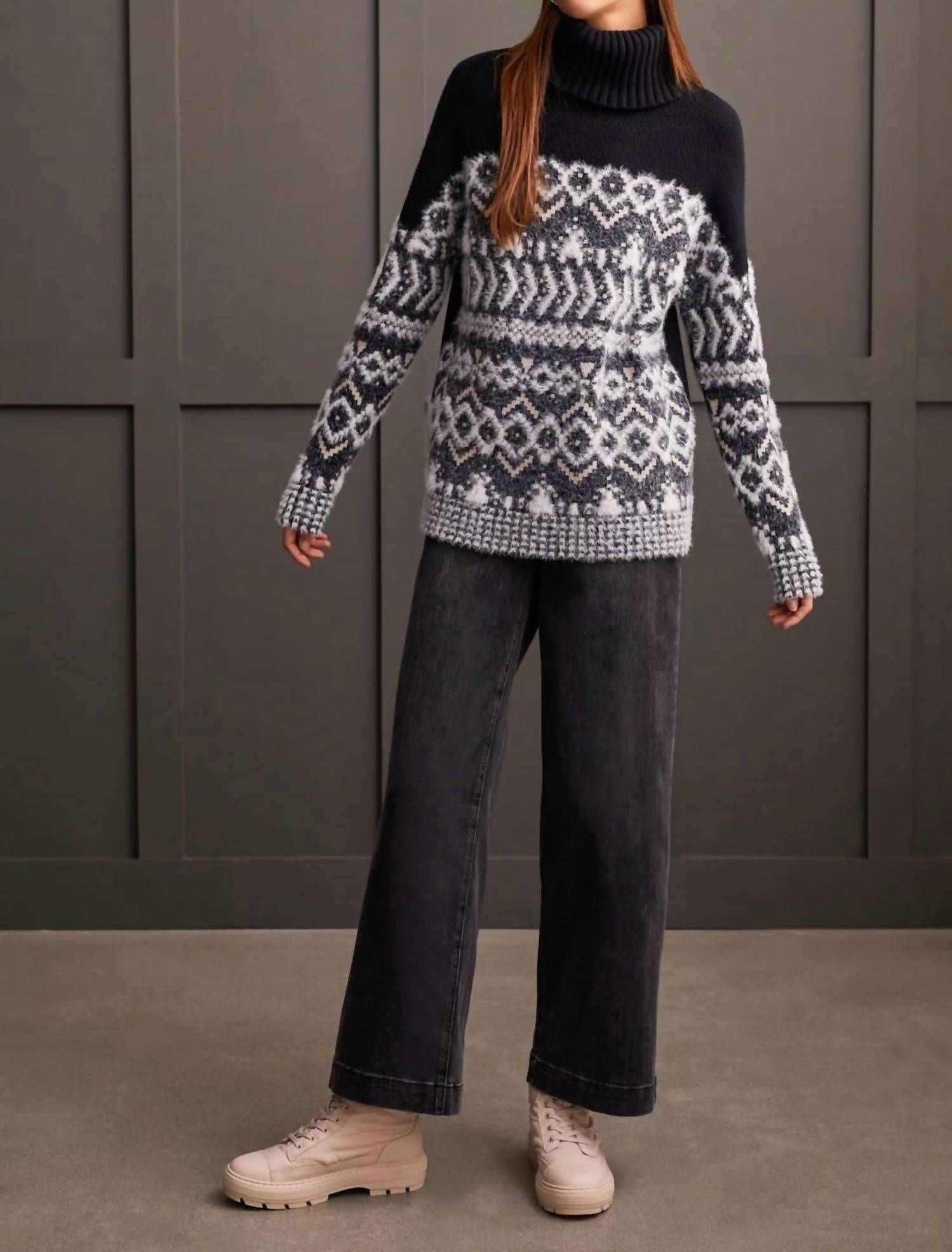 Черный свитер с воротником-стойкой TRIBAL 
Черный свитер с воротником-стойкой TRIBAL