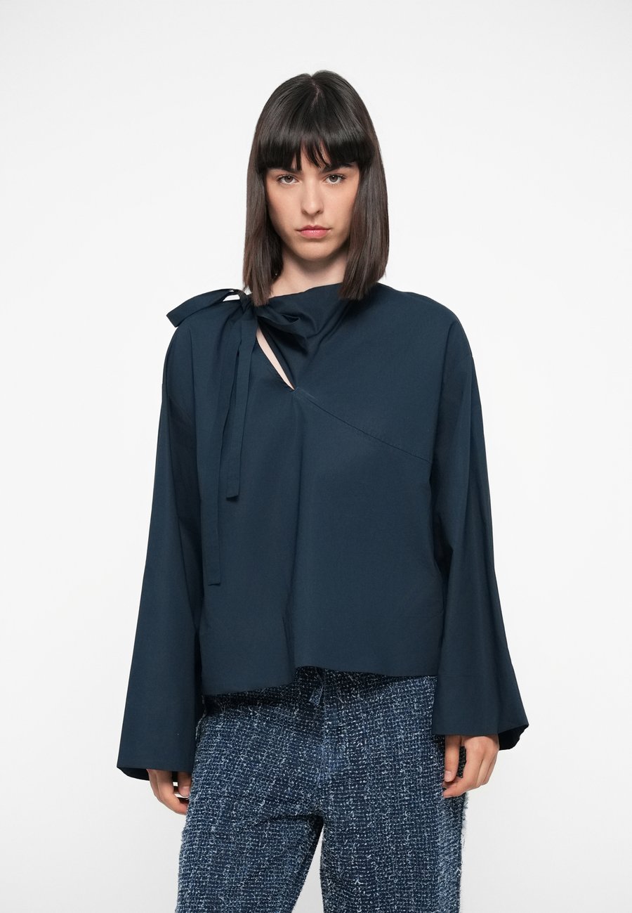 Блуза DAY Birger et Mikkelsen SIVIE , Dark Sapphire/Anthracite
Блуза DAY Birger et Mikkelsen SIVIE , Dark Sapphire/Anthracite