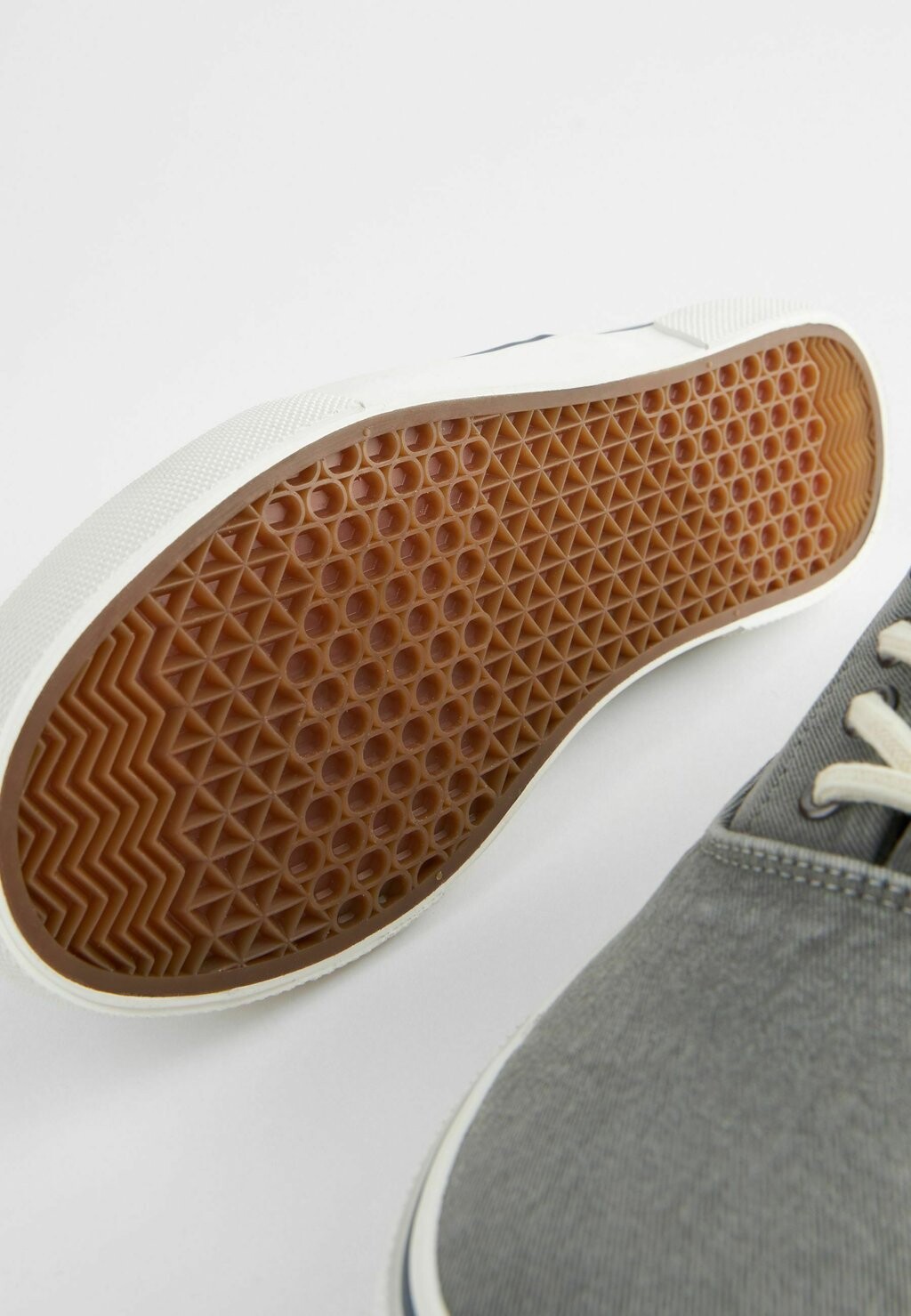 Кроссовки на шнуровке CLASSIC Next, серый
Кроссовки на шнуровке CLASSIC Next, серый