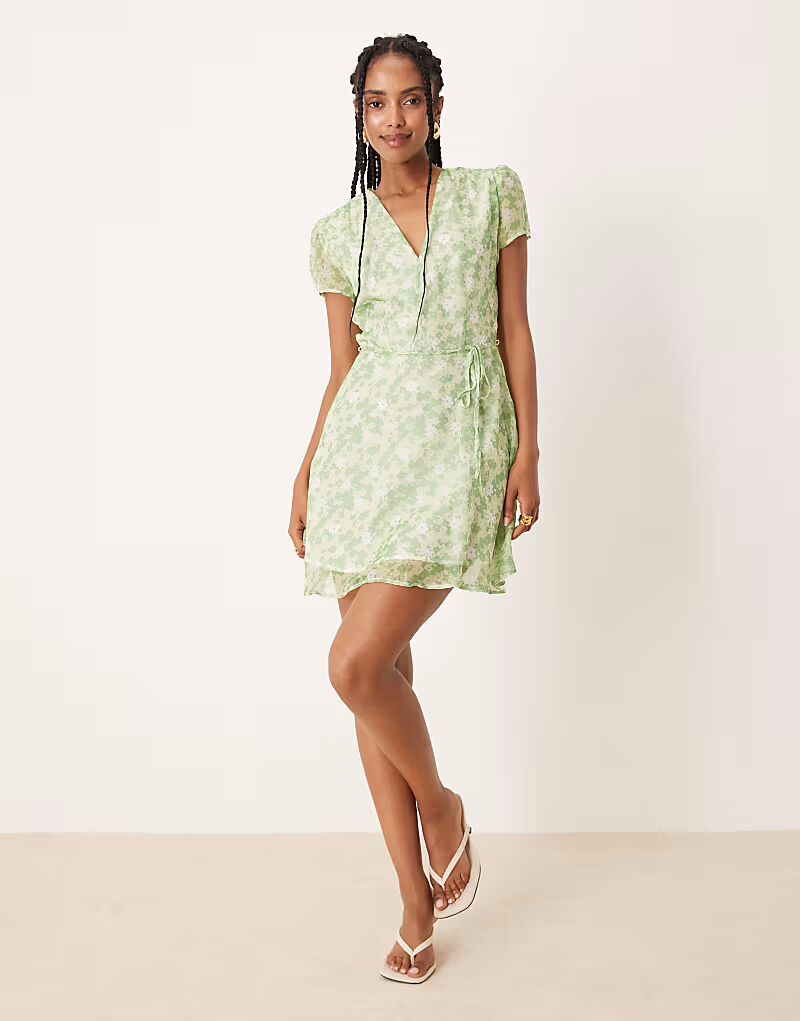 Гламурное мини-платье с V-образным вырезом и завязкой на талии в мелкий яблочно-зеленый цвет Glamorous