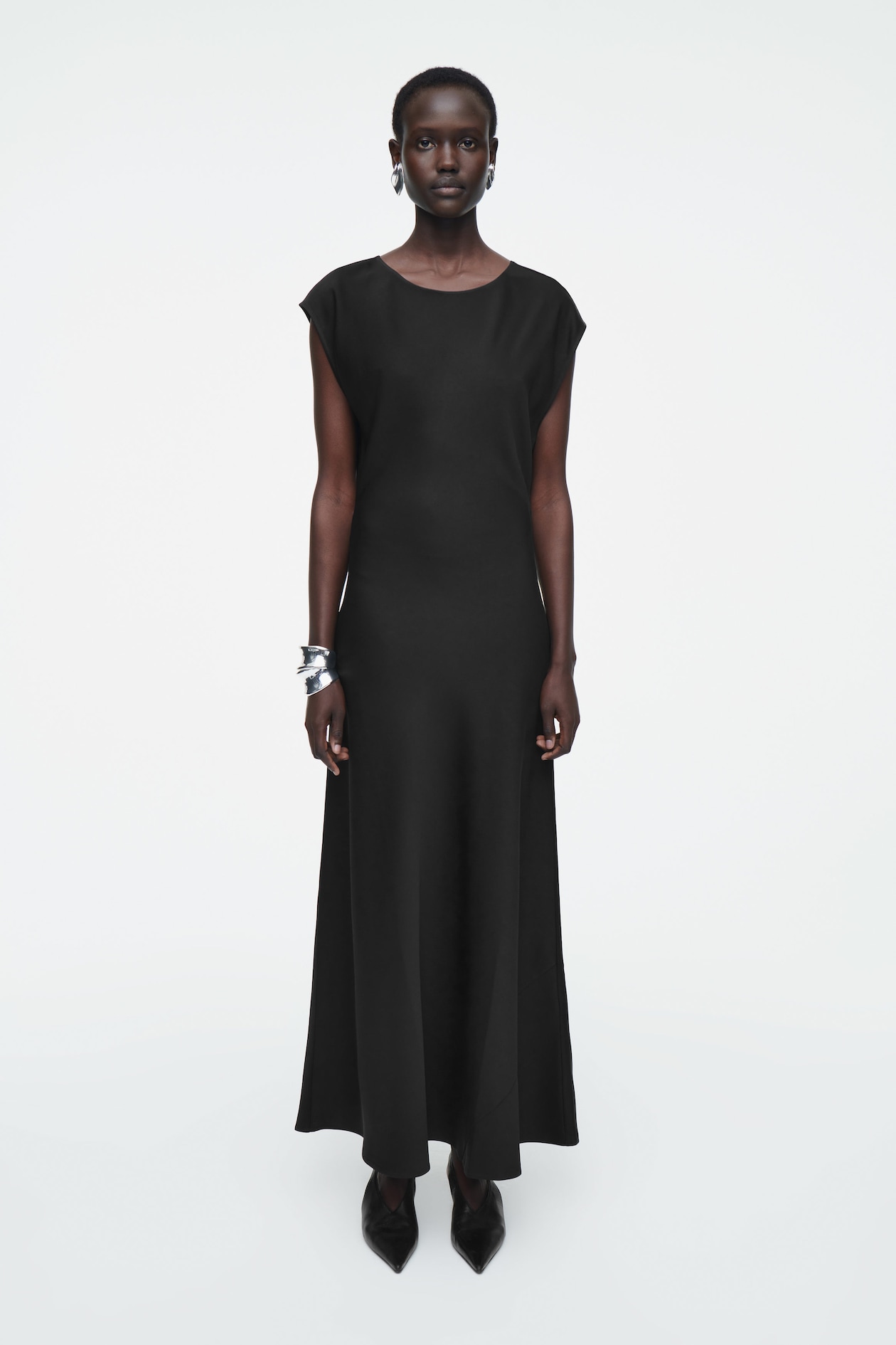 Атласное платье с косым вырезом и рюшами COS, черный
Атласное платье с косым вырезом и рюшами COS, черный