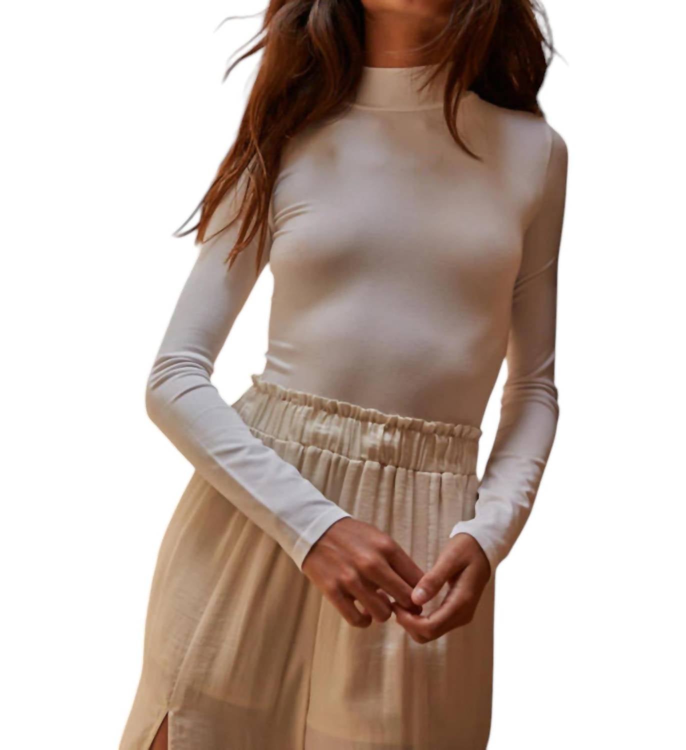 Боди с длинным рукавом и воротником-стойкой белого цвета By Together
Боди с длинным рукавом и воротником-стойкой белого цвета By Together