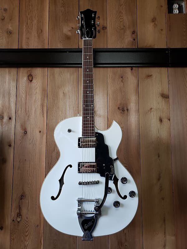 Электрогитара Guild Newark St. Collection Starfire I SC With Guild Vibrato 2020 - 2021 Snowcrest White 
Электрогитара Guild Newark St. Collection Starfire I SC With Guild Vibrato 2020 - 2021 Snowcrest White