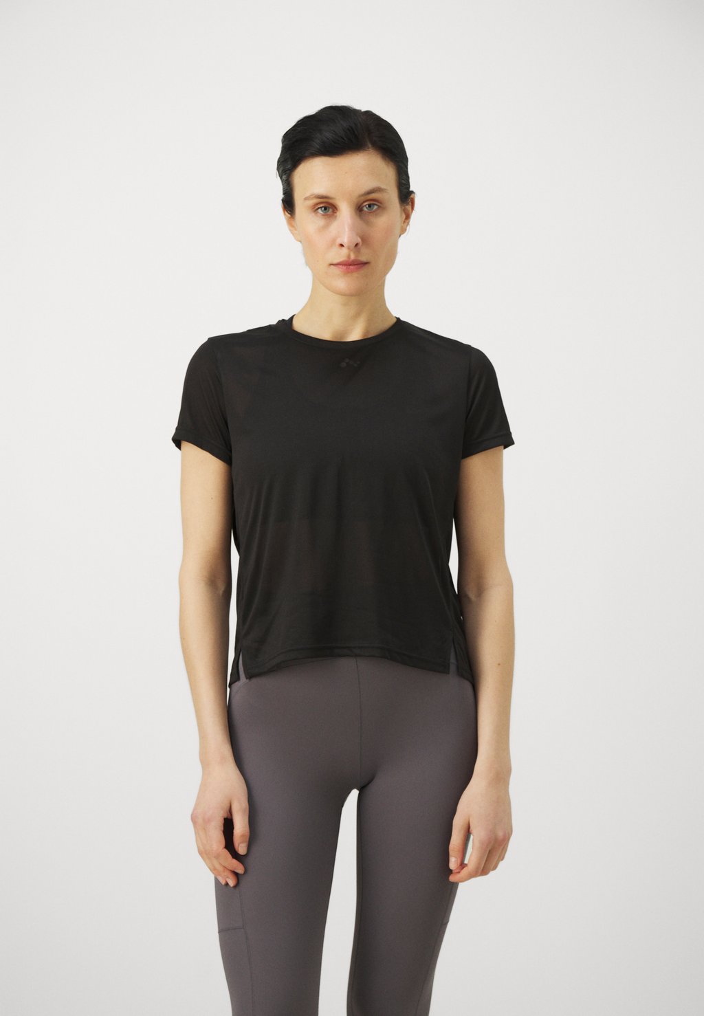 Базовая футболка ONPFLY LOOSE SHORT SLIT TEE ONLY Play, черный 
Базовая футболка ONPFLY LOOSE SHORT SLIT TEE ONLY Play, черный