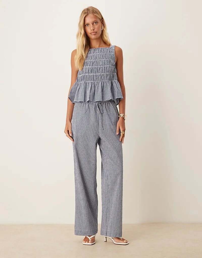 Свободные брюки AWARE из сирсакера в синюю клетку — часть комплекта
Свободные брюки AWARE из сирсакера в синюю клетку — часть комплекта