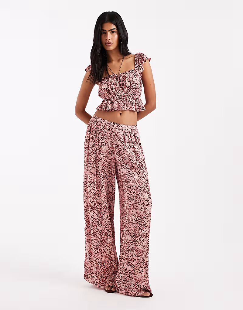 Широкие брюки Stradivarius с розовым узором пейсли
Широкие брюки Stradivarius с розовым узором пейсли