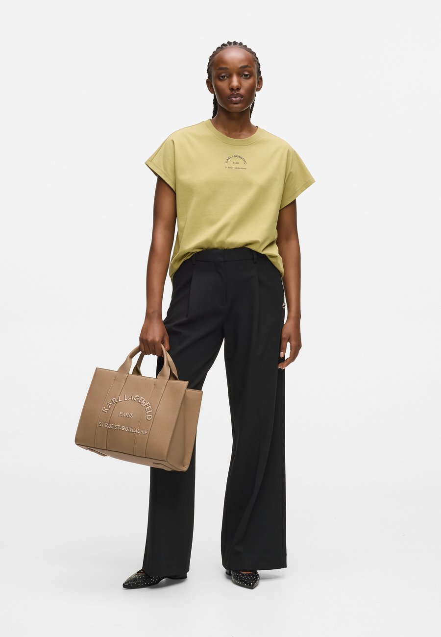 Сумка KARL LAGERFELD SQUARE TOTE, Nougat/Beige
Сумка KARL LAGERFELD SQUARE TOTE, Nougat/Beige