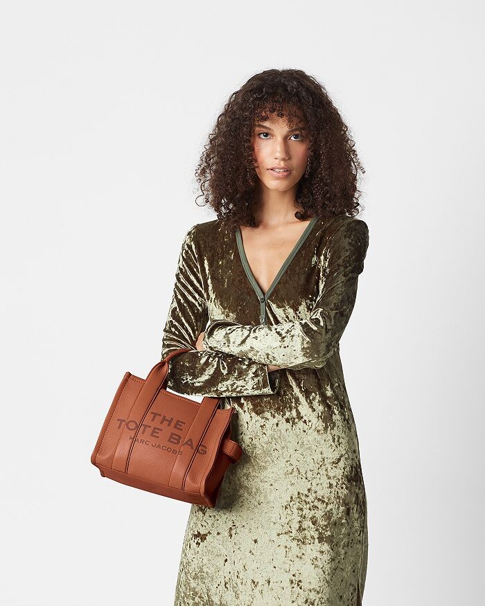 Кожаная маленькая сумка-тоут MARC JACOBS
Кожаная маленькая сумка-тоут MARC JACOBS