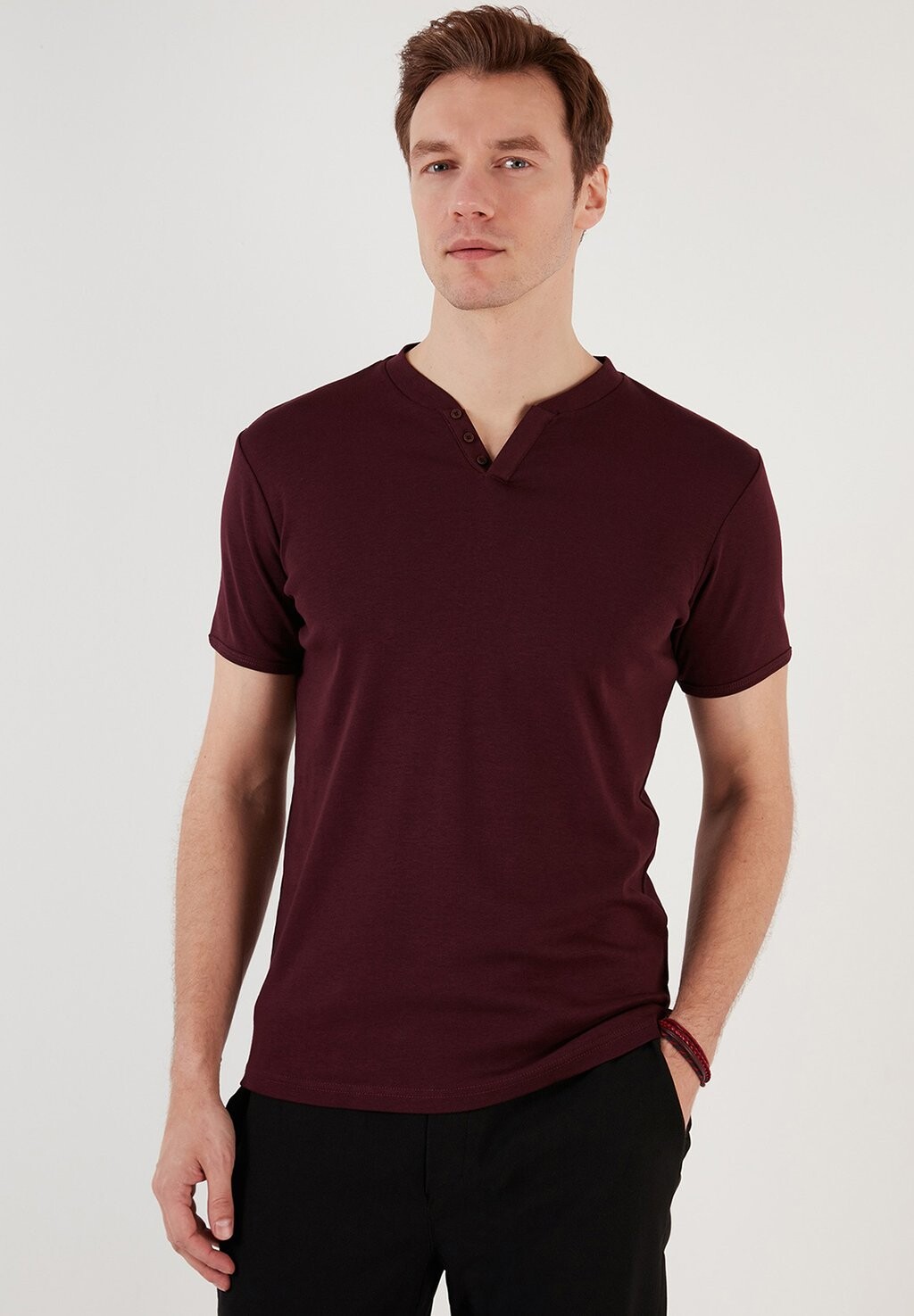 Базовая футболка V-NECK Buratti, Бордо
Базовая футболка V-NECK Buratti, Бордо