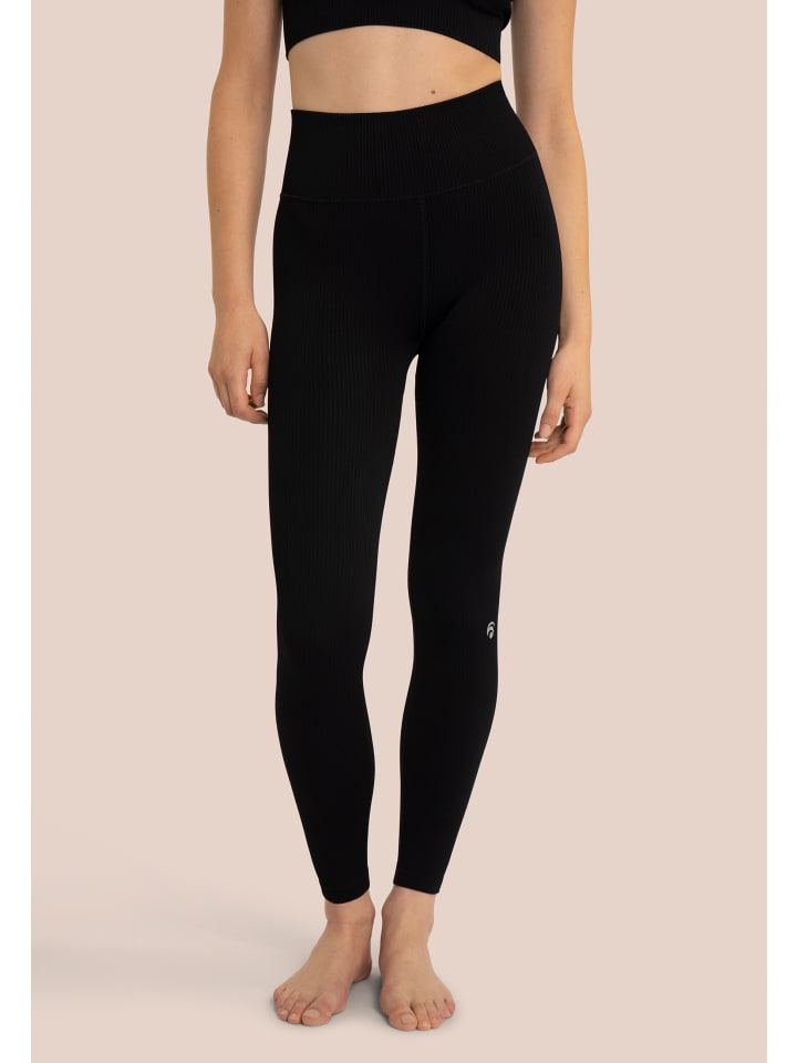 Леггинсы Maya в черном цвете OCEANSAPART
Леггинсы Maya в черном цвете OCEANSAPART