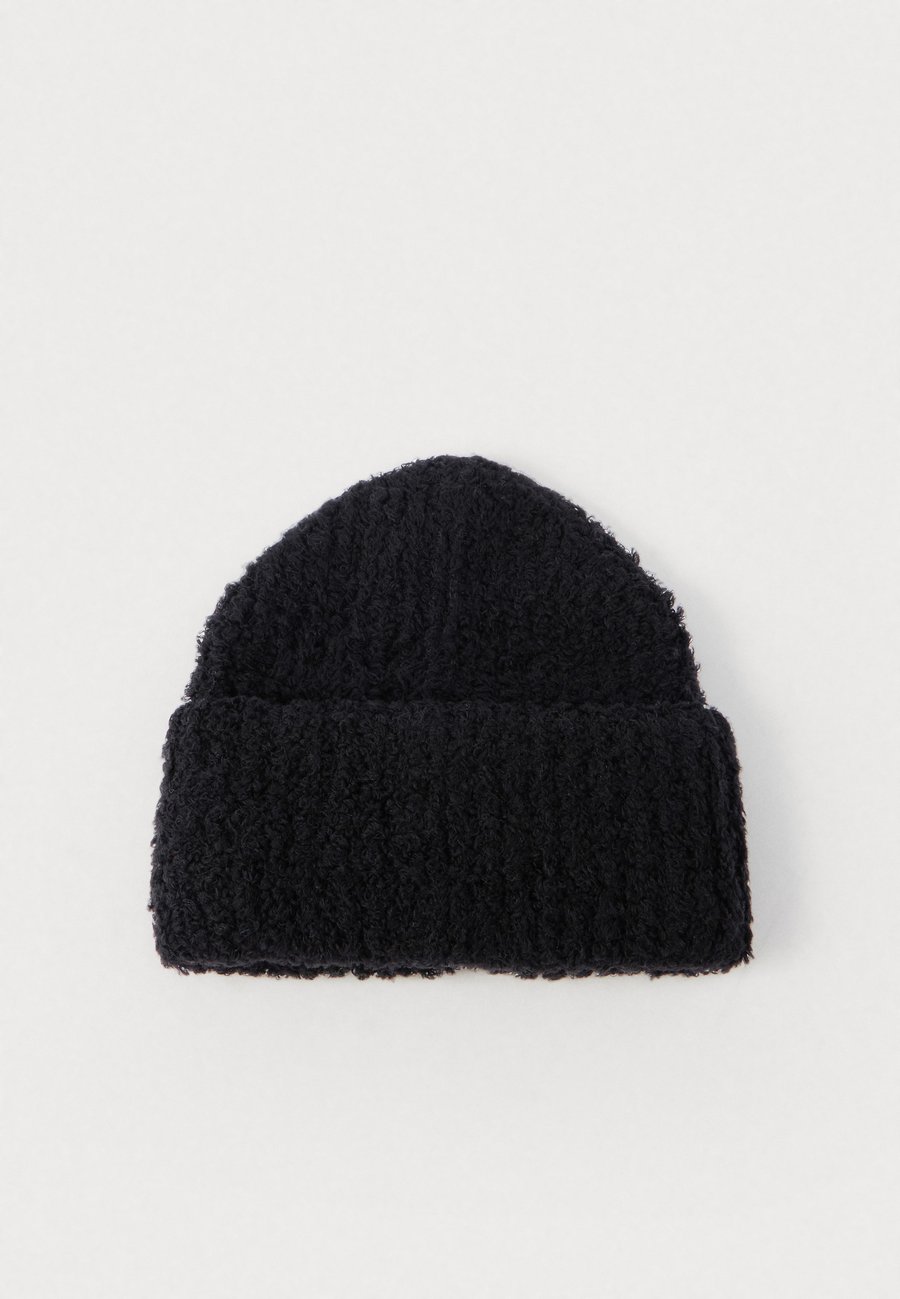 Шапка Filippa K FLUFFY HAT, Black
Шапка Filippa K FLUFFY HAT, Black