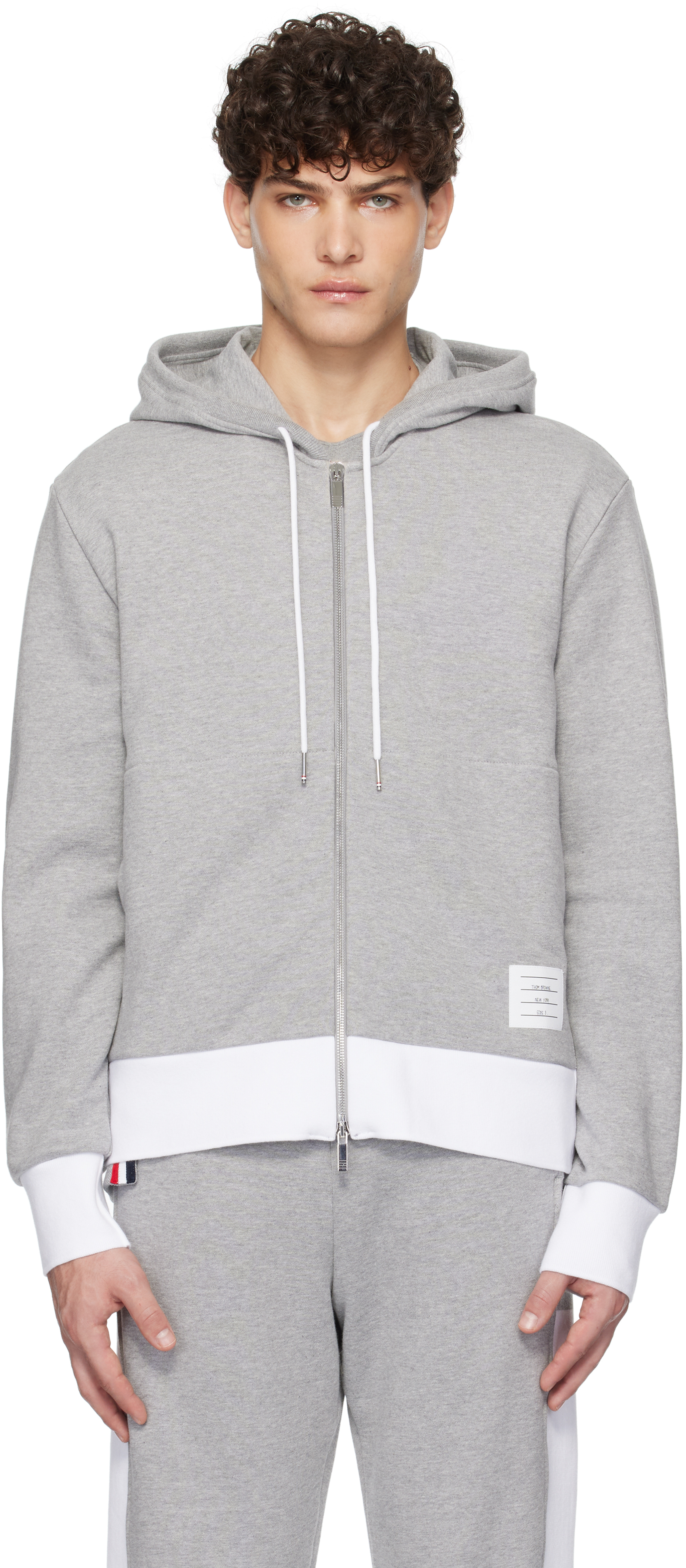 Серая классическая толстовка с капюшоном на молнии с четырьмя полосками Thom Browne
Серая классическая толстовка с капюшоном на молнии с четырьмя полосками Thom Browne
