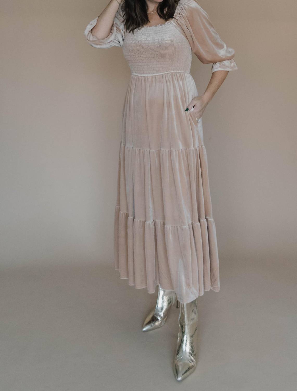 Платье миди из бархата Tell Me More в бежевом цвете In February
Платье миди из бархата Tell Me More в бежевом цвете In February