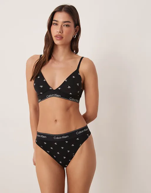 Высокие брюки-танга из хлопкового модала Calvin Klein Icon с черным узором
Высокие брюки-танга из хлопкового модала Calvin Klein Icon с черным узором