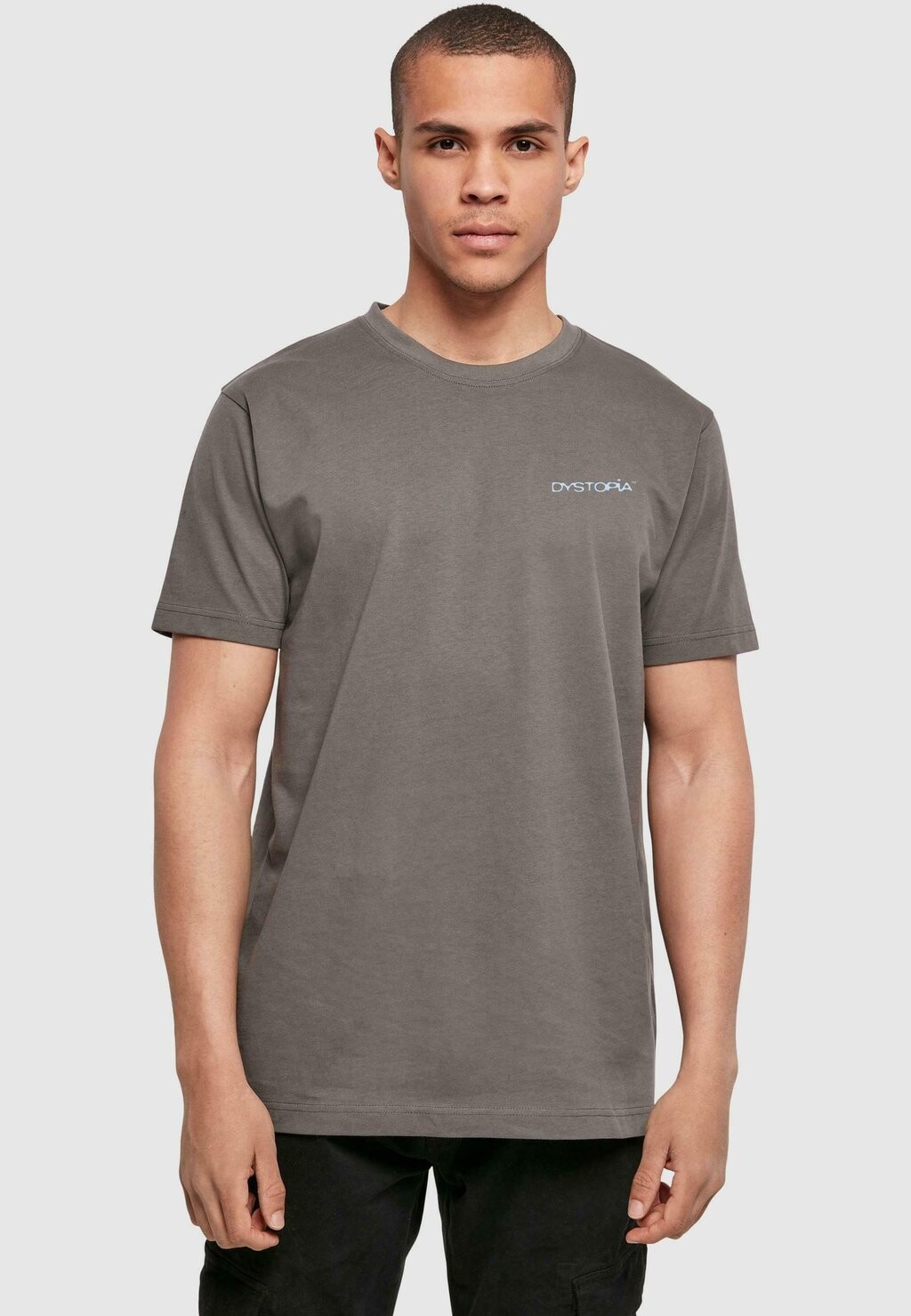 Футболка с принтом DYSTOPIA Mister Tee, темно-серый
Футболка с принтом DYSTOPIA Mister Tee, темно-серый
