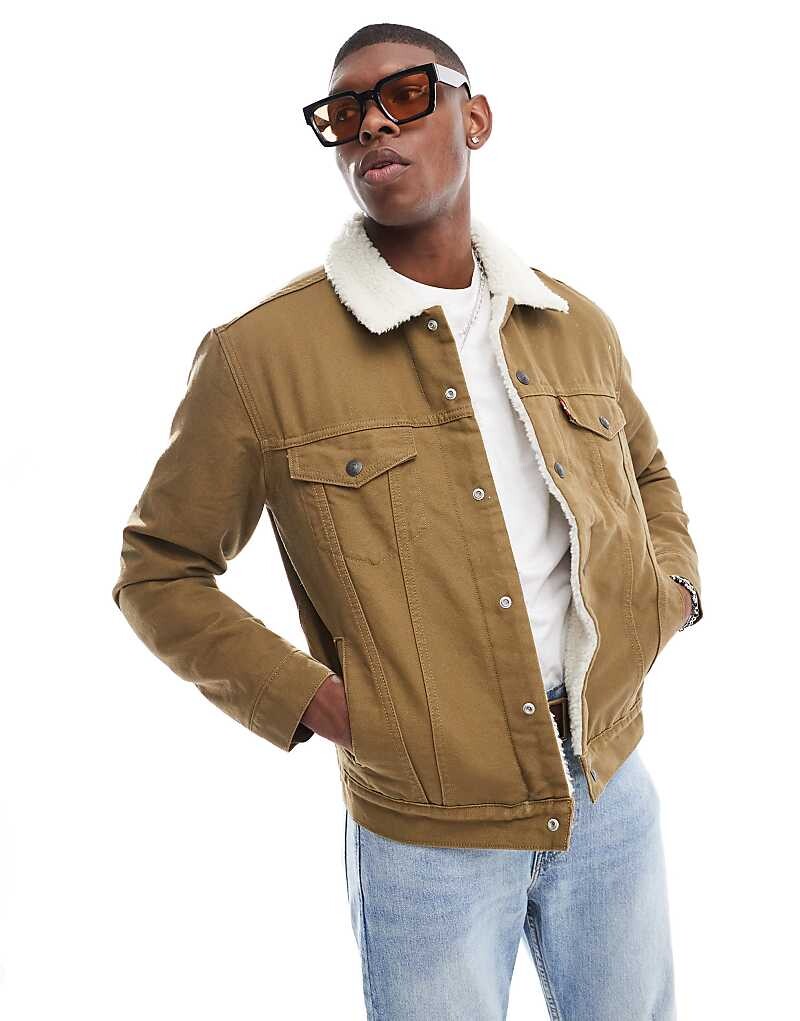 Куртка дальнобойщика Levi's Type 3 из коричневой парусины с подкладкой из флиса из шерпы
Куртка дальнобойщика Levi's Type 3 из коричневой парусины с подкладкой из флиса из шерпы