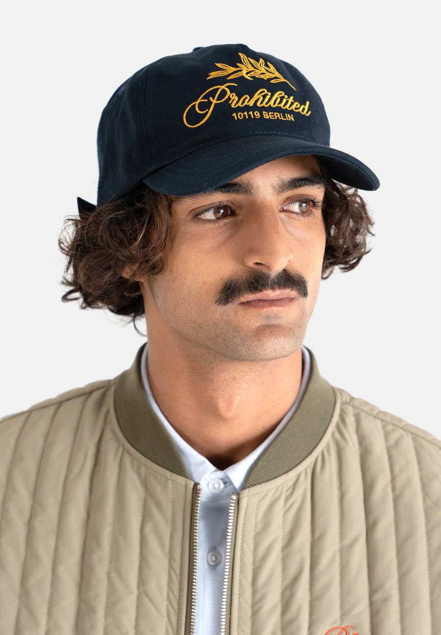 Бейсболка PROHIBITED LEAF , Navy/Dark Blue
Бейсболка PROHIBITED LEAF , Navy/Dark Blue