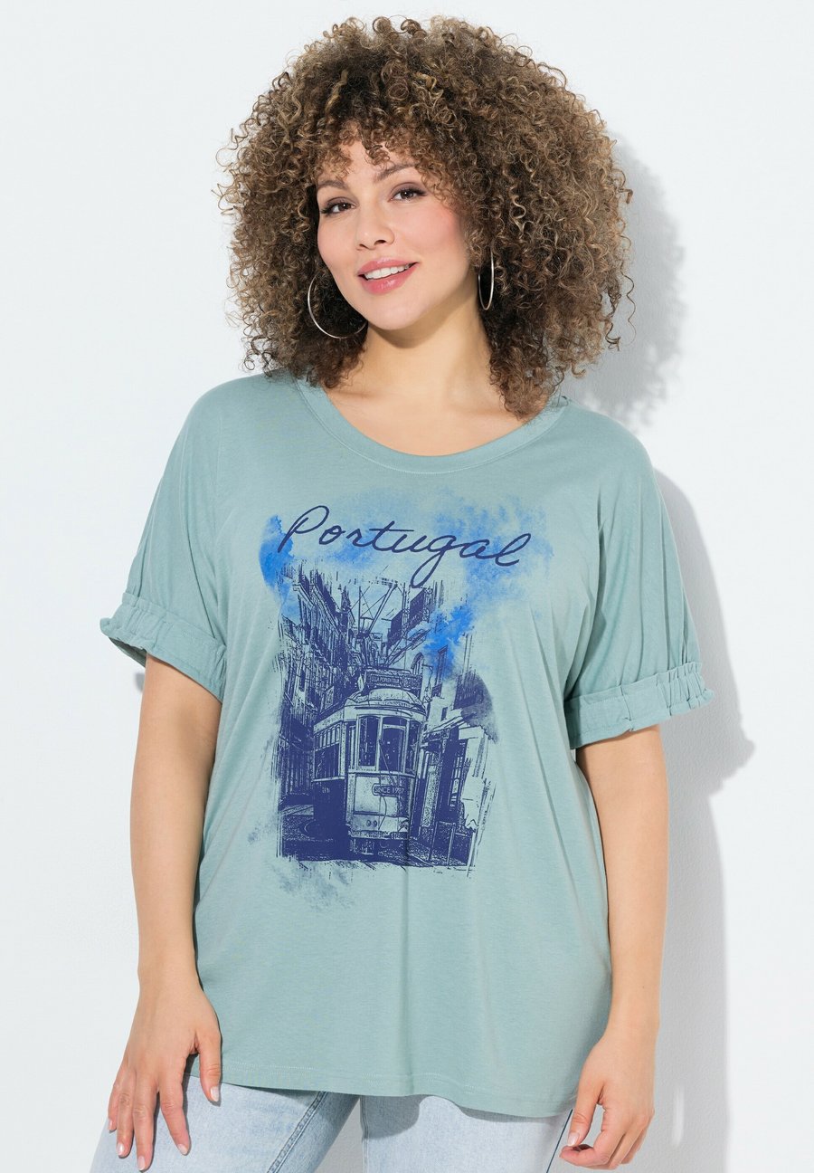 Футболка Ulla Popken PORTUGAL RUFFLED CUFF GRAPHIC , Light Moss Green/Light Green, Зеленый, Футболка Ulla Popken PORTUGAL RUFFLED CUFF GRAPHIC , Light Moss Green/Light Green
Футболка Ulla Popken PORTUGAL RUFFLED CUFF GRAPHIC , Light Moss Green/Light Green, Зеленый, Футболка Ulla Popken PORTUGAL RUFFLED CUFF GRAPHIC , Light Moss Green/Light Green