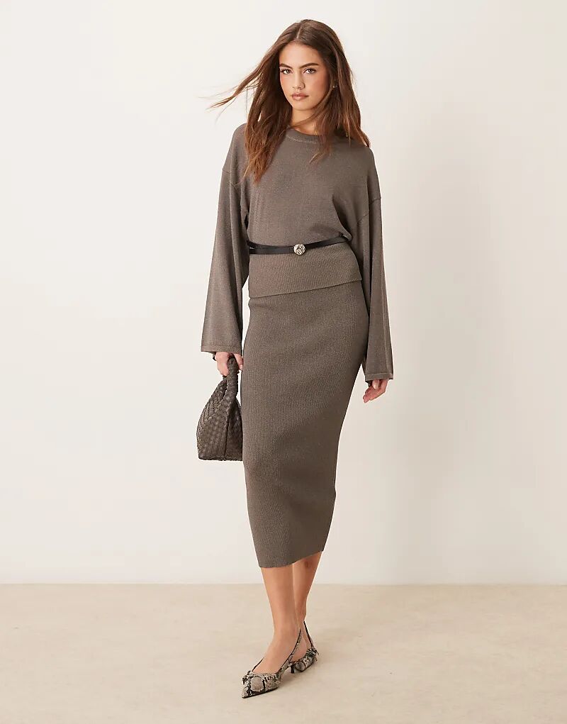 Длинная юбка из тонкой трикотажной ткани темно-бежевого цвета с металлическим оттенком от Gina Tricot (часть комплекта)
Длинная юбка из тонкой трикотажной ткани темно-бежевого цвета с металлическим оттенком от Gina Tricot (часть комплекта)