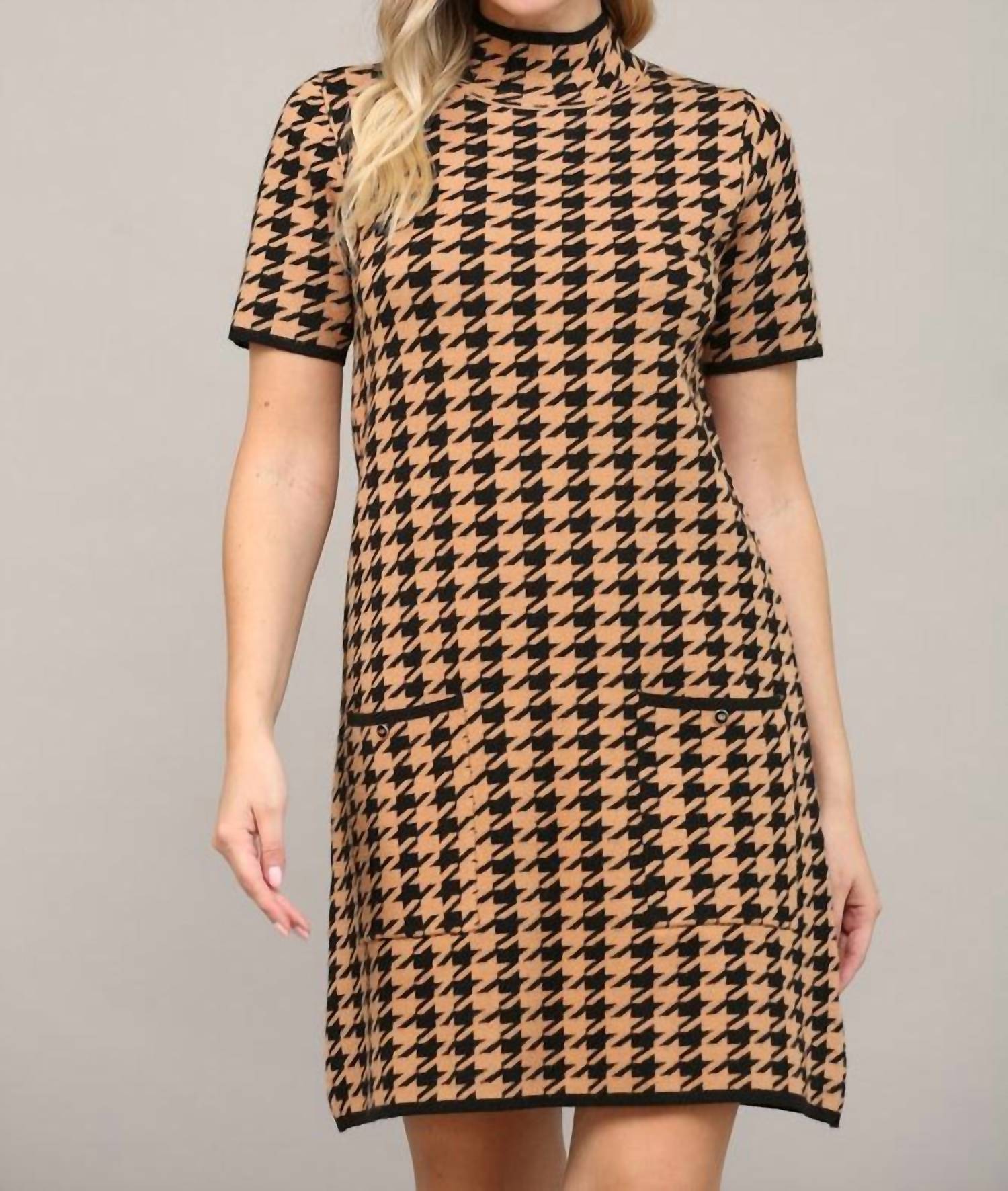 Платье-свитер с короткими рукавами и узором «гусиная лапка» цвета кэмел FATE
Платье-свитер с короткими рукавами и узором «гусиная лапка» цвета кэмел FATE