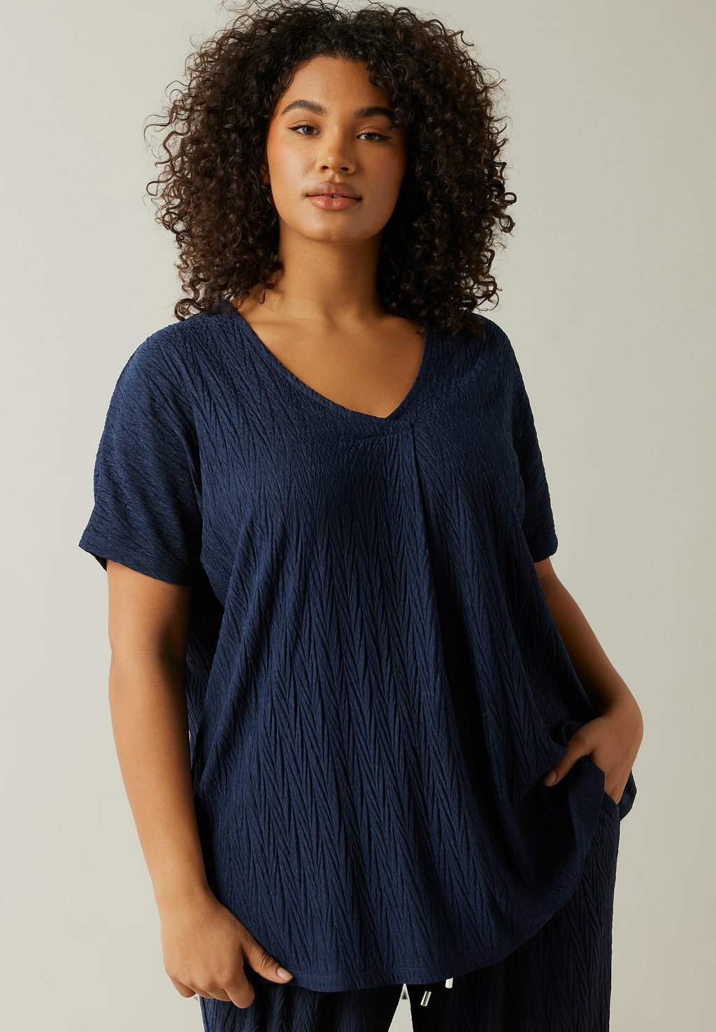 Футболка с принтом PLISSE PLEAT FRONT Evans, темно-синий
Футболка с принтом PLISSE PLEAT FRONT Evans, темно-синий